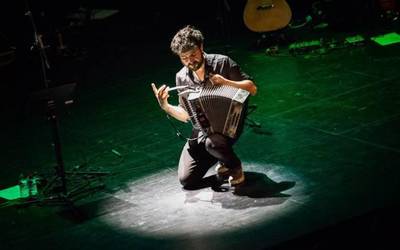 Zozkatu ditu Maxixatzenek Esne Beltza eta Amak musika taldeen kontzerturako sarrerak