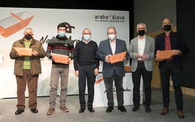 Lau proiektu saritu eta Alberto Lopez de Ipiña omendu dute Nekazaraba Sariek