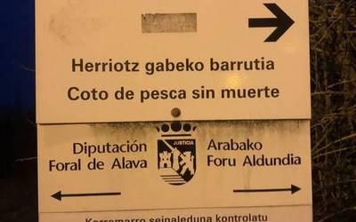 Gamarrako zubian dagoen seinale bateko akatsa zuzentzeko eskatu diote Aldundiari