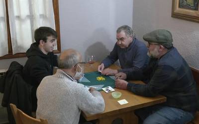 Bi urteko geldialdiaren ostean, Antzuolako mus txapelketa bueltan