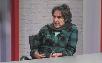 Andoni Urzelai (idazlea): "Fabula hiperboliko bat da; fantasia zoro bat"