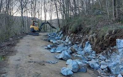 Arantzako Azkilarrea auzoko pista zabaltzeko lanak egiten ari dira