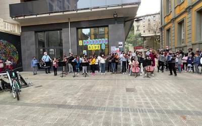 Tolosako Udal Musika Eskolako ikasle eta irakasleen  artean Alaitasunaren Ereserkia interpretatu dute