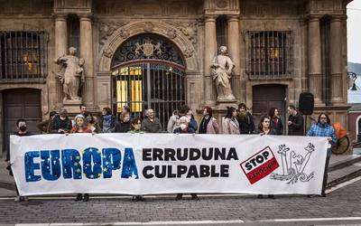 Euskal Herria harrera herria dela aldarrikatu dute