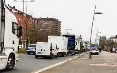 Kamioiek protesta egin dute Gasteizen, garraio grebaren erdian