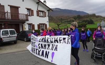 Lilasterketan biltzera animatu dituzte emakumeak