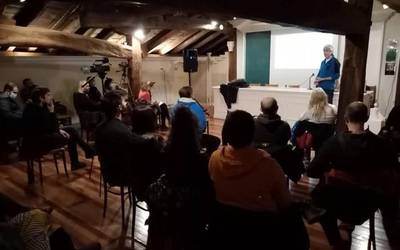 Errekak eta bizitza izan dituzte mintzagai Arizkunenean Miel Mari Elosegirekin