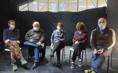 Korrikari buruzko mahai-ingurua, osorik ikusgai