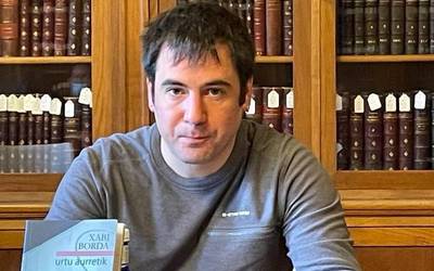 Hamahiru urteko etenaren ostean, 'Urtu aurretik' poesia liburua kaleratu du Xabi Bordak