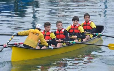 Orioko hamar ontzik parte hartu dute Donibane Ziburuko batel estropadan