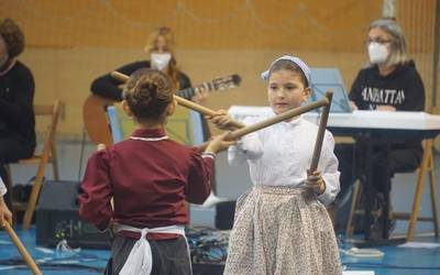Kiroldegia goraino bete da Danbolin musika eskolako ikasleen dantza emanaldian