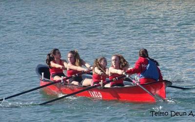 Infantil neskak nagusi izan dira Donibane Ziburun jokatu duten batel estropadan