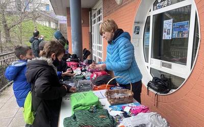 Korrika girotzeko ekintzak: bertso saioa eta arropa salmenta