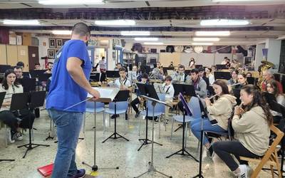 Domekan Eibarko Bandarekin joko dute Musika eskolako ikasleek