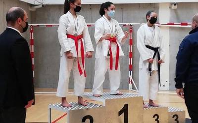 Irati Izurrategi karatekak bi urrezko domina lortu ditu Aretxabaletan