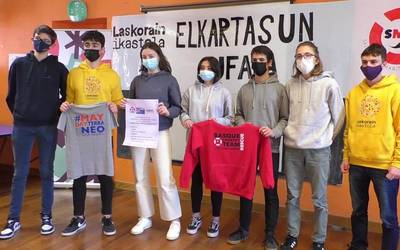 Laskorain Ikastolak ‘Familia bat, manta/lo-zaku bat’  elkartasun kanpaina antolatu du