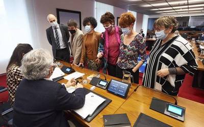 Bizikidetza Plana atzera bota du Nafarroako Parlamentuak