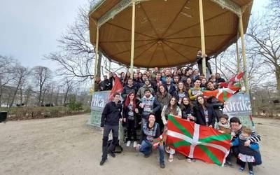 Bruselan korritu dute Trebiñuko Korrikaren kilometro bat