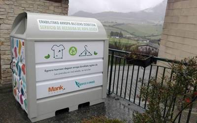 Arropa biltzeko edukiontziak iritsi dira herrietara