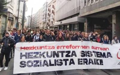 34 atxilotu eta ehunka gazte Gasteizen, hezkuntza erreformen aurkako ikasle greban