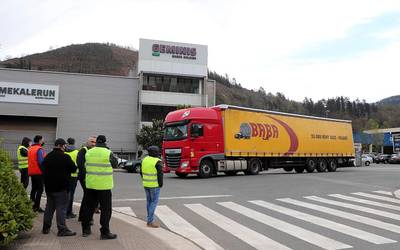 Greban diren garraiolariek Lerun industrialdean egin dute protesta