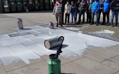 Bere lanetik bizi nahi dutela aldarrikatu dute behi-esnea ekoizten duten abeltzainek