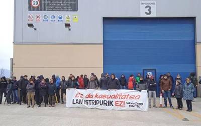 Ostiralean hil zen leitzarraren lan istripua salatzeko elkarretaratzea egin dute lankideek