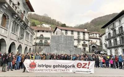 Jendetza elkartu da Leitzako plazan lan istripuan hil den herritarraren omenez eta «segurtasun neurriak ez direla betetzen» salatzeko