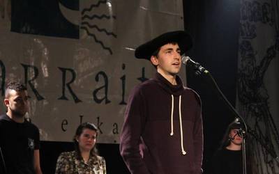 Oier Etxeberriak irabazi du Erniarraitz bertso sariketaren finala