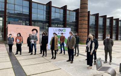 Lantegietan euskara sustatzeko konpromisoa sinatu dute Durangaldeko 13 enpresak eta 2 ikastetxek