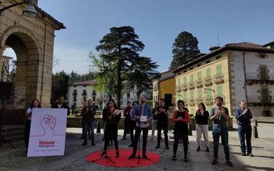 Bizkaia Hari Gorria dinamika herritarra aurkeztu dute gaur Durangon