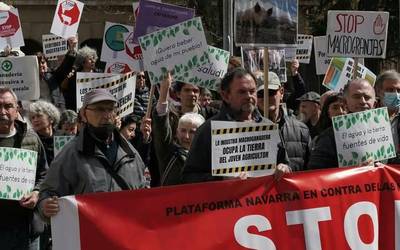 Irregulartasunak salatzen dituztenak beldurtu eta isilarazi nahi izatea leporatu diote Caparrosoko makroetxaldeari