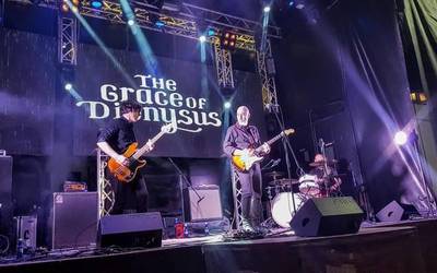 The Grace of Dionysusen rock dosia, larunbat gaua girotzeko