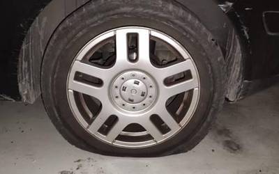 Herritar batek salatu du autoaren gurpilak zulatu dizkiotela