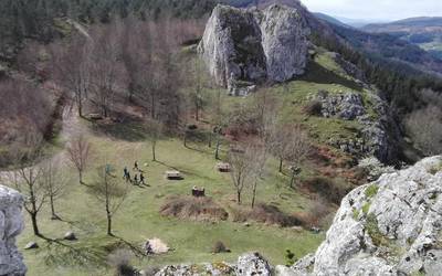 Korrikaren ostean, bertso afaria eta mendi martxa