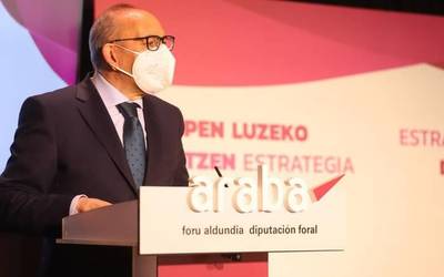 Iraupen luzeko zainketak garatzeko estrategia berria aurkeztu du Aldundiak