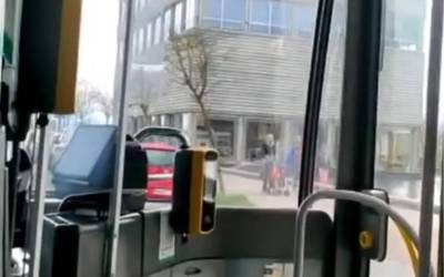 Tuvisako gidari batek egindako irain arrazistak ikertzen ari dira