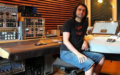 Musika grabazio bat etxean egin ahal izateko argibideak emango ditu Fredi Pelaez grabazio ingeniariak
