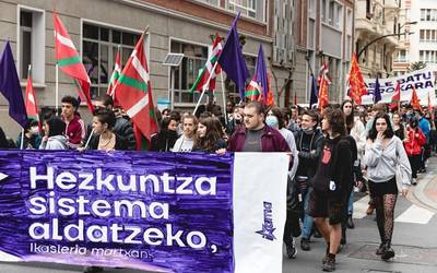 Egungo hezkuntza sistemak ikasleak itotzen dituela salatu dute kaleetan