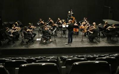 Aitzol Iturriagagoitia bibolin jotzaileak klase berezia eman die Andrés Isasi Musika Eskolako ikasleei