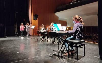 Instrumentu desberdinak entzuteko aukera izan da Musika Eskolako ikasleen eskutik