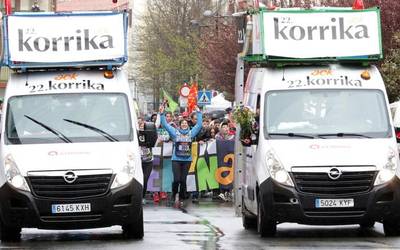 Deba ibaiaren kontrako norabidean zeharkatu du Korrikak Debagoiena