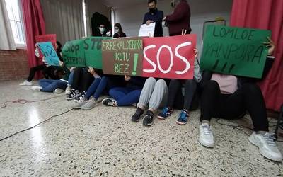 Unibertsitateko sarbidea ahalbidetzen duen Batxilergoa Errekaldeberri BHItik kentzeko erabakia salatu dute
