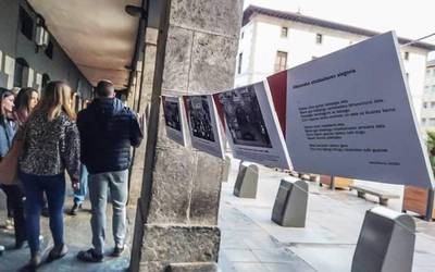 "Giza emantzipaziorako borroken" irudiak eta hitzak, plazako arkupeetan zintzilik