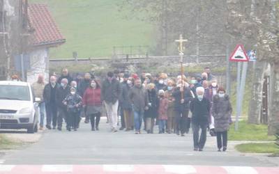 Loreak tren istripuan hildakoen omenez