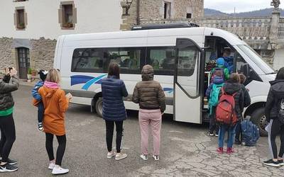 Ukrainako lau familiari harrera egin diete aranoarrek