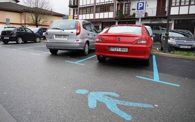 Aparkatzeko ordainpeko gune urdina paratu behar duenik ukatu egin du Doneztebeko Udalak