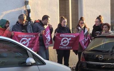 Txantreako Uharte kaleko etxe okupatu bat hustu dute udaltzainek eta foruzainek