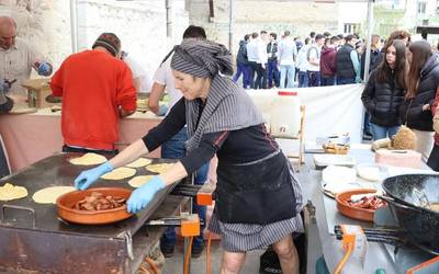 Bergarako kaleak lepo bete dira Erramu Zapatua ospatzeko