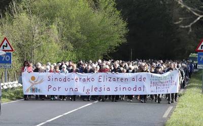 Bi urteko geldialdiaren ondoren, gaur, berriro egin dute Gipuzkoako elizbarrutiak antolatutako erromesaldia